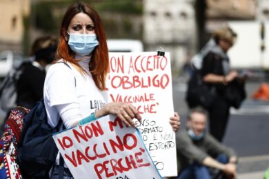 No vax, pesanti minacce in chat. “Lanciamo tritolo con i droni sul Parlamento”