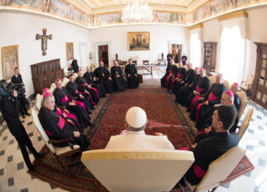 Spagna, vescovo si innamora di una scrittrice erotico-satanista. Addio Chiesa