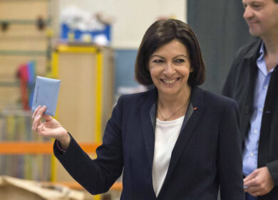 Francia, la sindaca di Parigi Anne Hidalgo annuncia la candidatura all’Eliseo