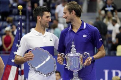 Djokovic in lacrime, Medvedev lo consola. Ma ora è quasi il nuovo n°1 Atp