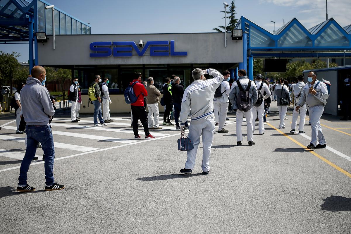 Stellantis, Sevel riduce i turni da 18 a 15 per mancanza di semiconduttori Stellantis, Sevel riduce i turni da 18 a 15 per mancanza di semiconduttori