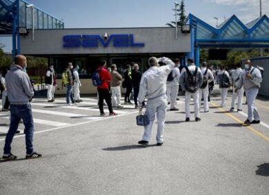 Stellantis, Tavares riduce i turni alla Sevel. La Fiom: “1.100 esuberi”