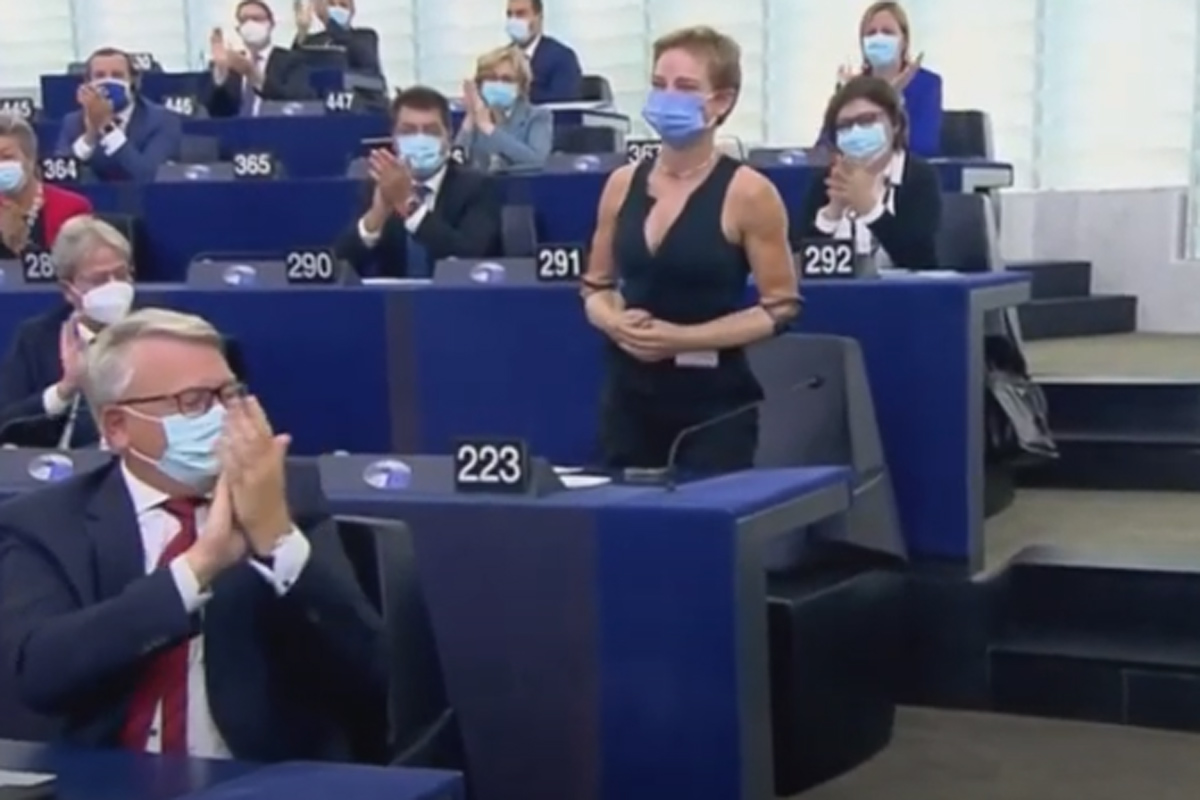 Bebe Vio al Parlamento europeo: standing ovation. Von der Leyen in italiano… Bebe Vio al Parlamento europeo: standing ovation. Von der Leyen in italiano…