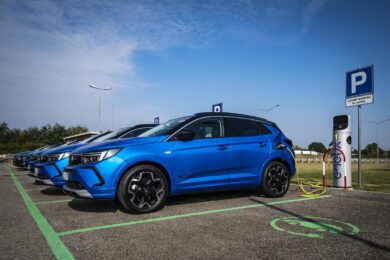 Auto: 8 italiani su 10 sono “eco-scettici” sull’ impatto dell’auto elettrica