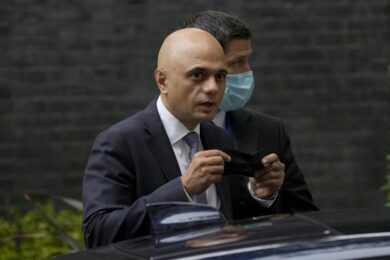 “Il Covid si prende dagli estranei”: goffa scusa dei politici senza mascherina