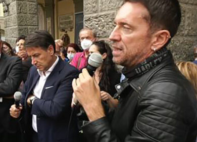 Conte a Montevarchi con Scanzi, ira Iv:“Dalla piazza minacce di morte a Renzi”