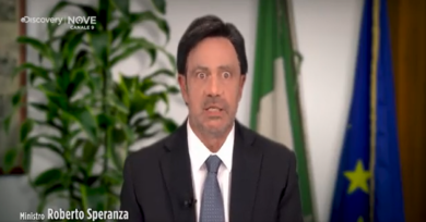 Crozza e l’ironia su Speranza: “Dico cose leggerine perché non conto niente”
