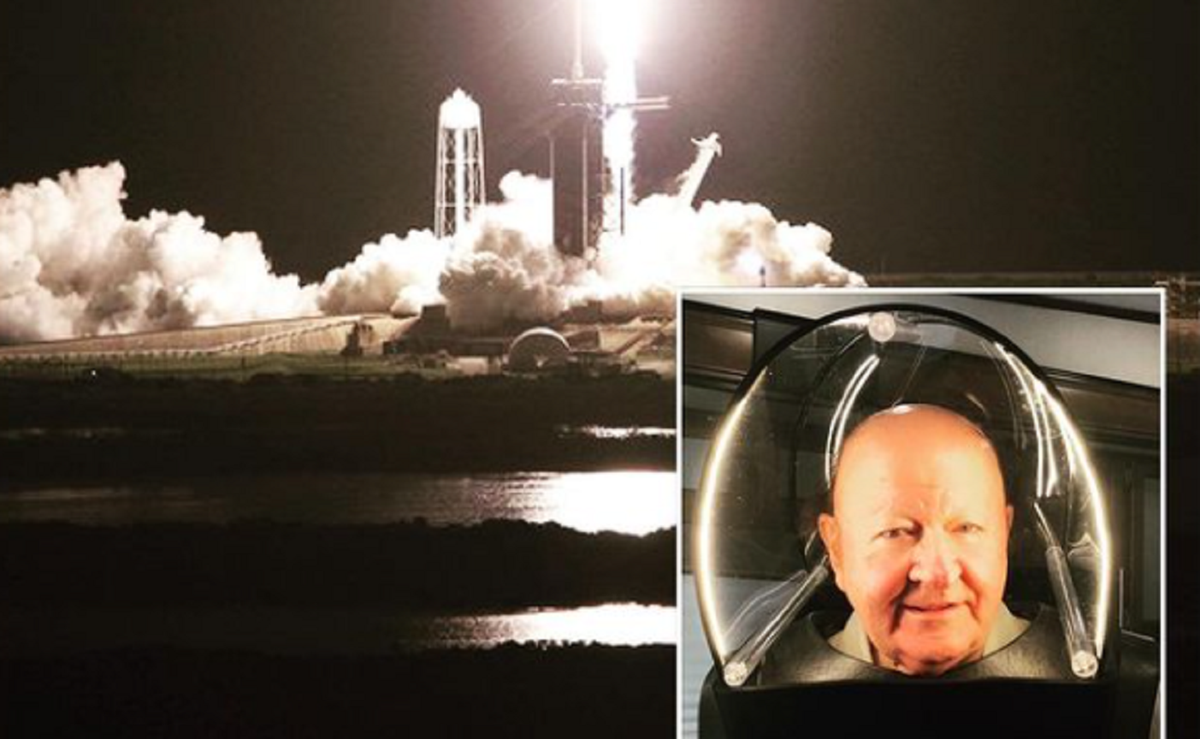 Massimo Boldi come Elon Musk, vola nello spazio con Space X Massimo Boldi come Elon Musk, vola nello spazio con Space X