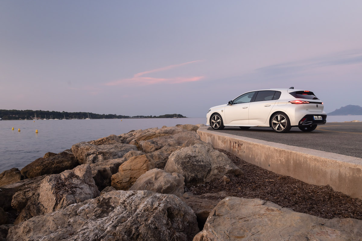 La nuova Peugeot 308 diventa premium