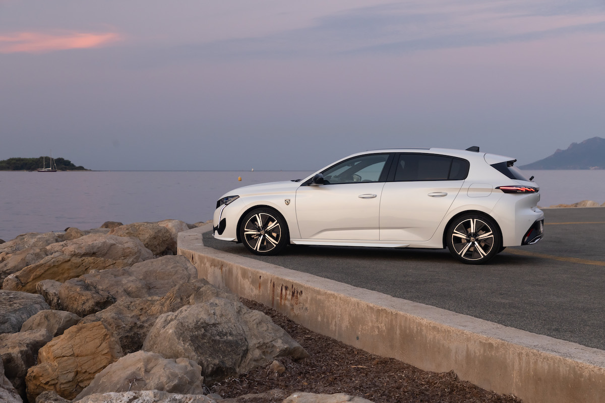La nuova Peugeot 308 diventa premium