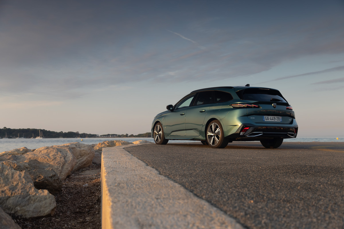 La nuova Peugeot 308 diventa premium