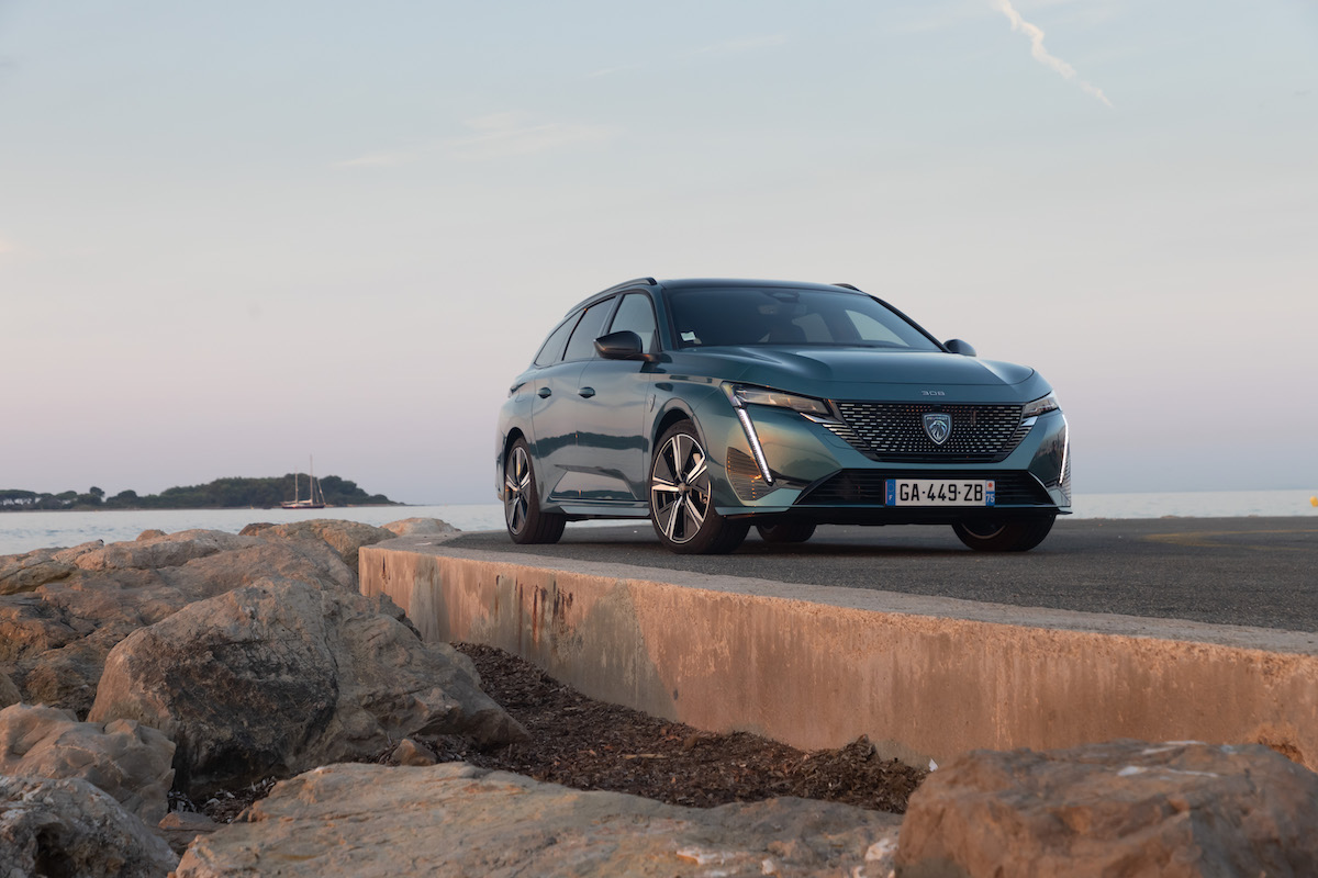 La nuova Peugeot 308 diventa premium