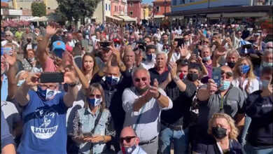 Lega, bagno di folla per Salvini a Trieste. I video