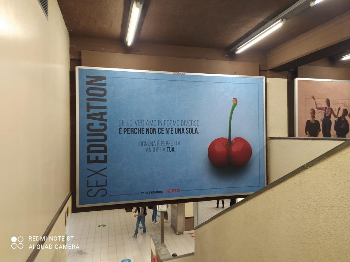 Poster con allusioni falliche a Milano: FdI: “Per Sala va tutto bene?” FOTO Poster con allusioni falliche a Milano: FdI: “Per Sala va tutto bene?” FOTO