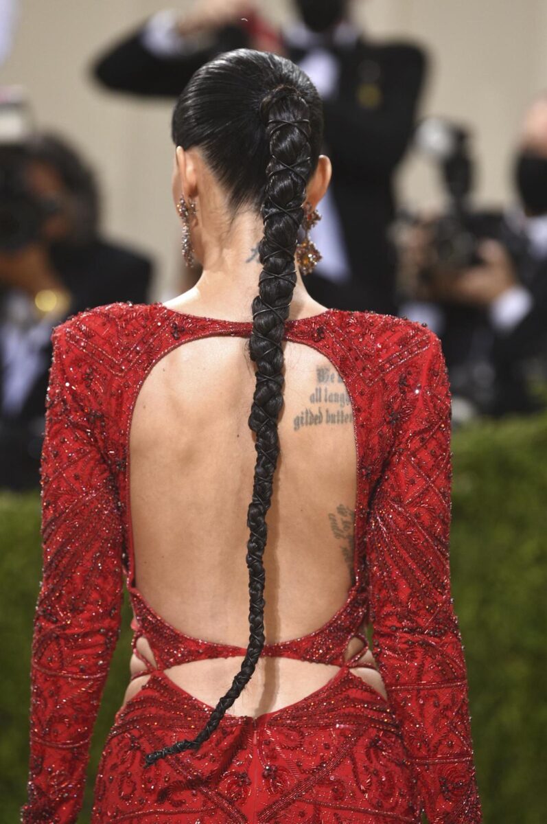 Naomi Campbell reggiseno via, Chiara Ferragni senza vestiti sulla poltrona