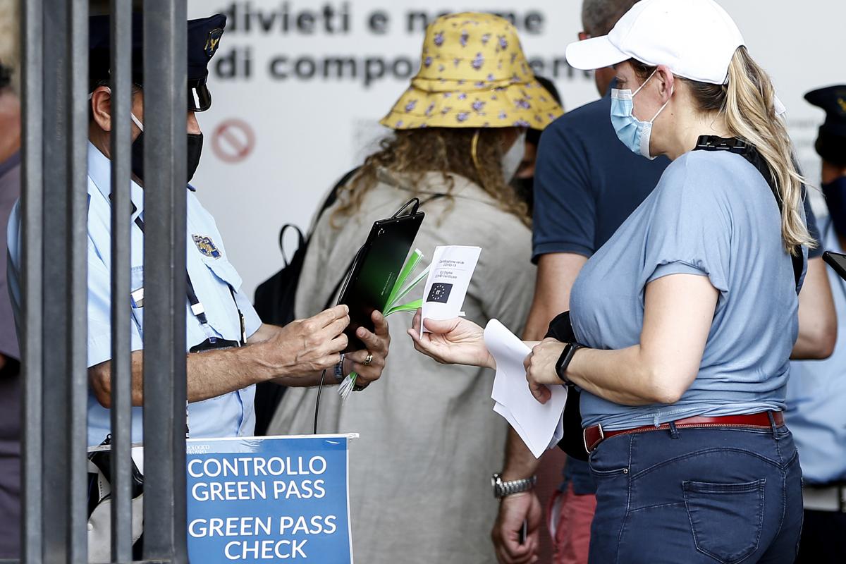 Green Pass, niente sospensione dal lavoro, ma solo taglio dello stipendio