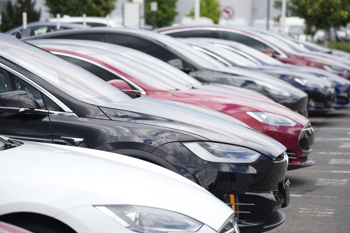 Chip, in 3 mesi danni doppi: 7,7 mln di auto in meno.In fumo 210 mld di ricavi Chip, in 3 mesi danni doppi: 7,7 mln di auto in meno.In fumo 210 mld di ricavi