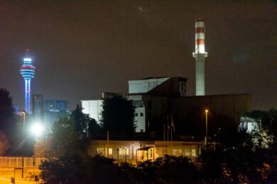 Demolito il vecchio camino dell’inceneritore di Sesto San Giovanni