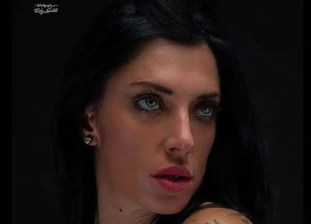 Sabrina Ice, da hostess a star a luci rosse: la storia
