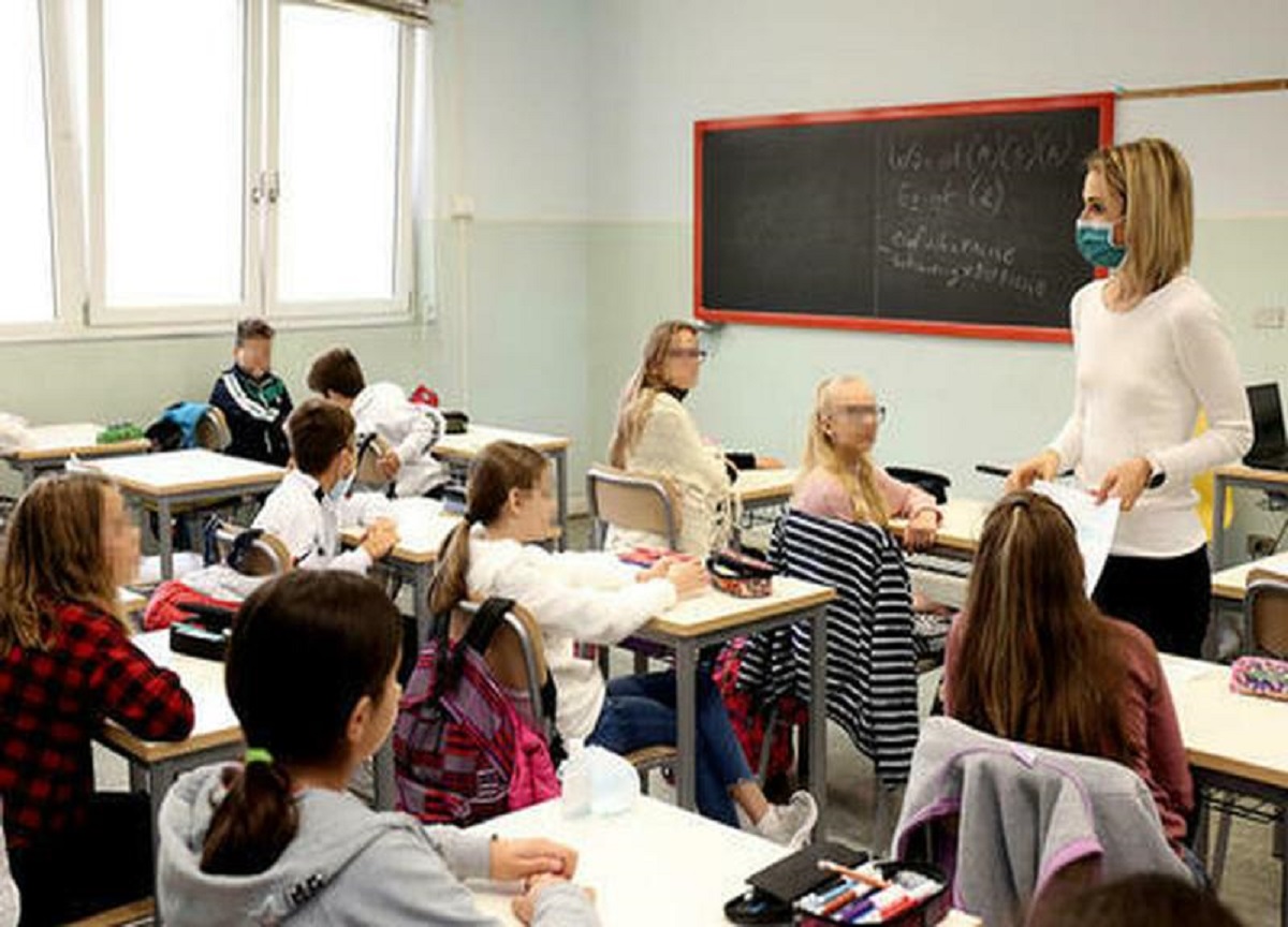 Scuola, lezioni in presenza non reggono. In 15 mila in Dad con regole diverse