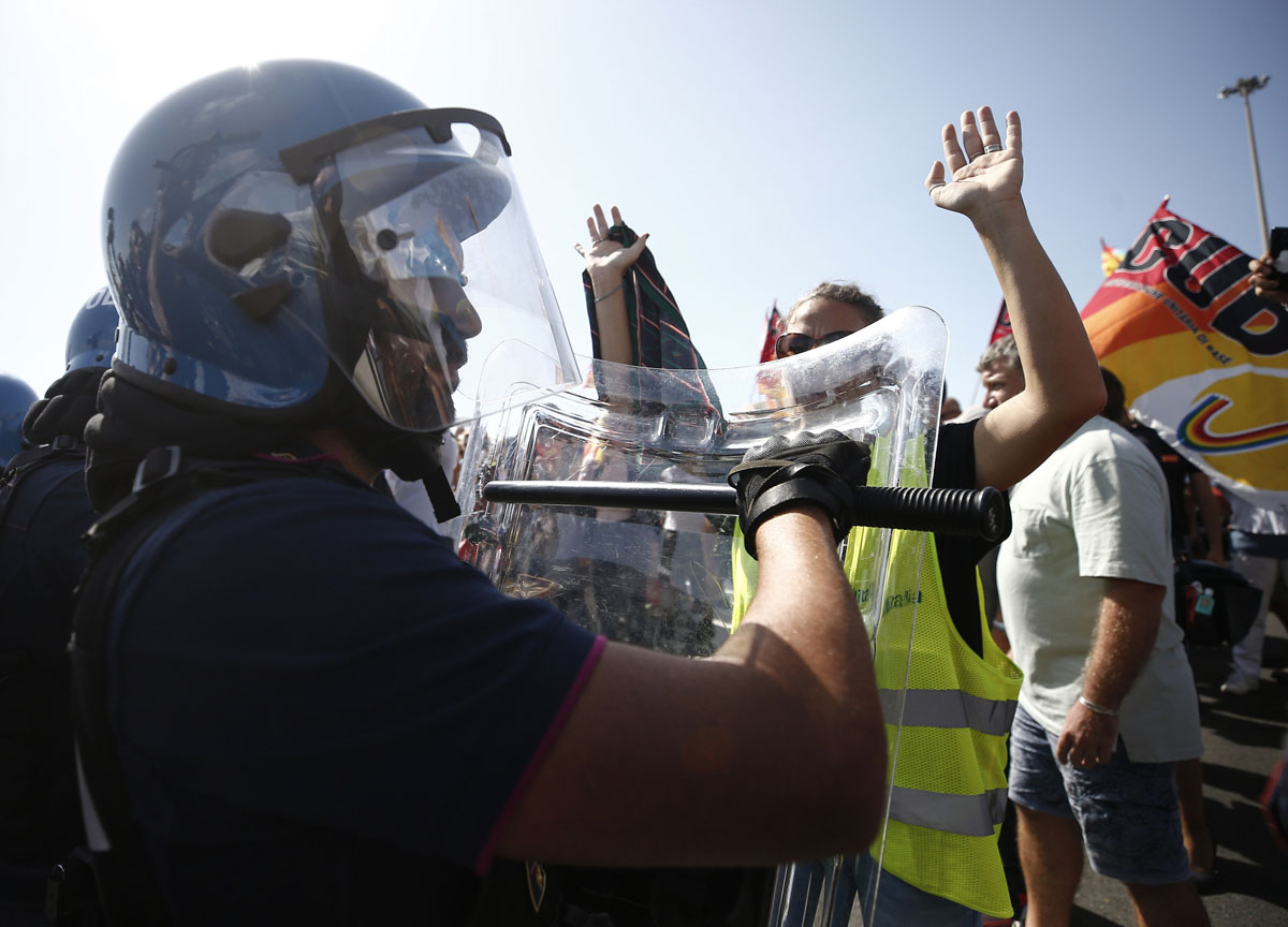 Fiumicino-Ita, lavoratori bloccano autostrada: scontri con polizia, 4 feriti Fiumicino-Ita, lavoratori bloccano autostrada: scontri con polizia, 4 feriti