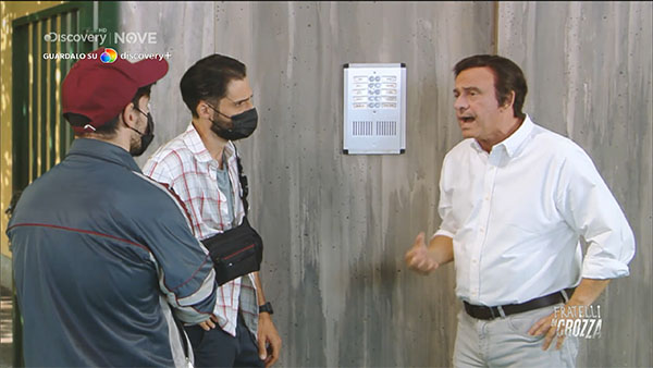 Fratelli di Crozza e Carlo Calenda, “l’uomo che sussurrava ai citofoni” Fratelli di Crozza e Carlo Calenda, “l’uomo che sussurrava ai citofoni”
