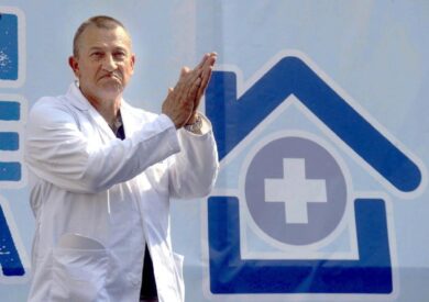 Treviso, sindaco senza Green Pass apre un ufficio-gazebo accanto al municipio
