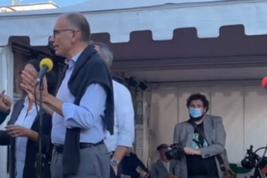 No vax interrompe il comizio di Letta: “Il vaccino è libertà?”