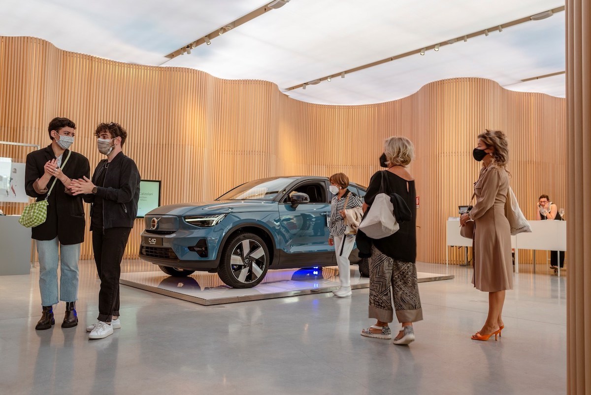 Volvo C40 Recharge ispira anche una collezione fashion