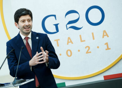 Speranza: “Aumento significativo prime dosi. Verso autonomia vaccinale”