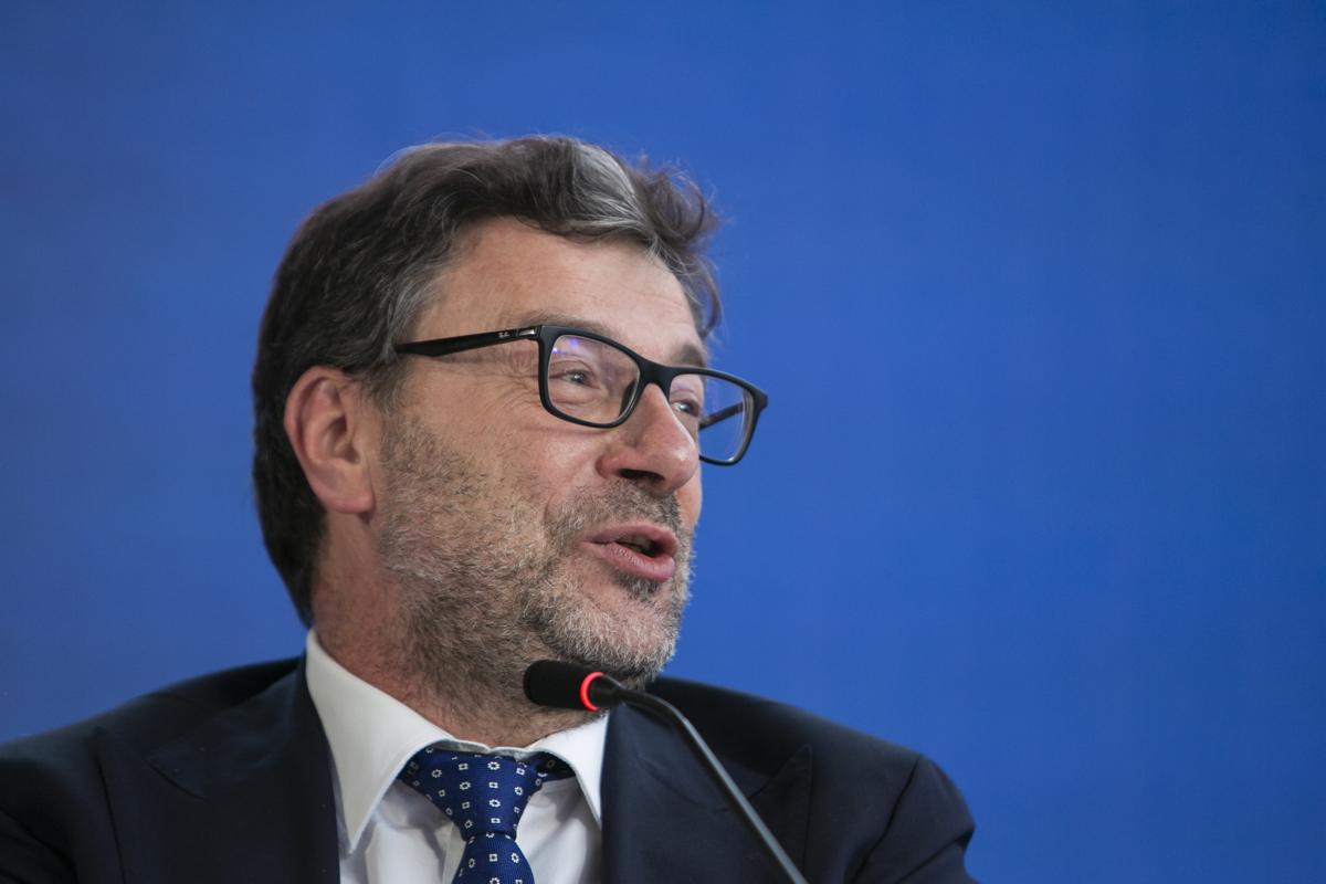 Lega, Giorgetti: “Draghi al Quirinale e poi al voto. Lui il nuovo De Gaulle” Lega, Giorgetti: “Draghi al Quirinale e poi al voto. Lui il nuovo De Gaulle”