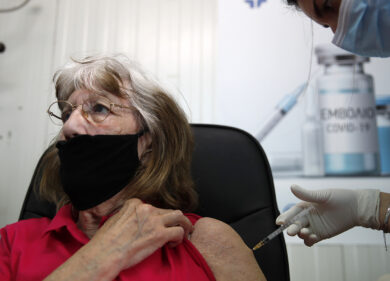 Iss, 1 positivo su 4 è under 18. Mortalità? Tra i no vax superiore di 13 volte