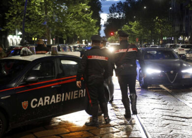 Femminicidio, spara alla moglie davanti alla figlia. Poi si toglie la vita