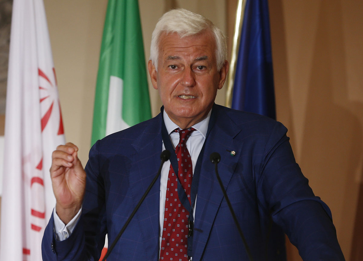 Borsa, Leonardo vola: spuntano indiscrezioni su offerta a Esercito italiano Borsa, Leonardo vola: spuntano indiscrezioni su offerta a Esercito italiano