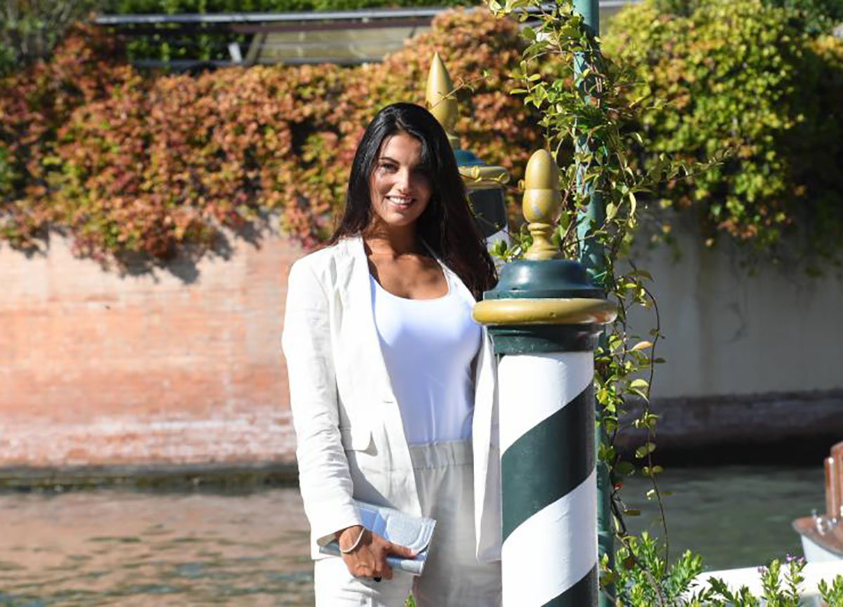 Carolina Stramare, la musa della serie B fa impazzire i fans: lato B al mare Carolina Stramare, la musa della serie B fa impazzire i fans: lato B al mare