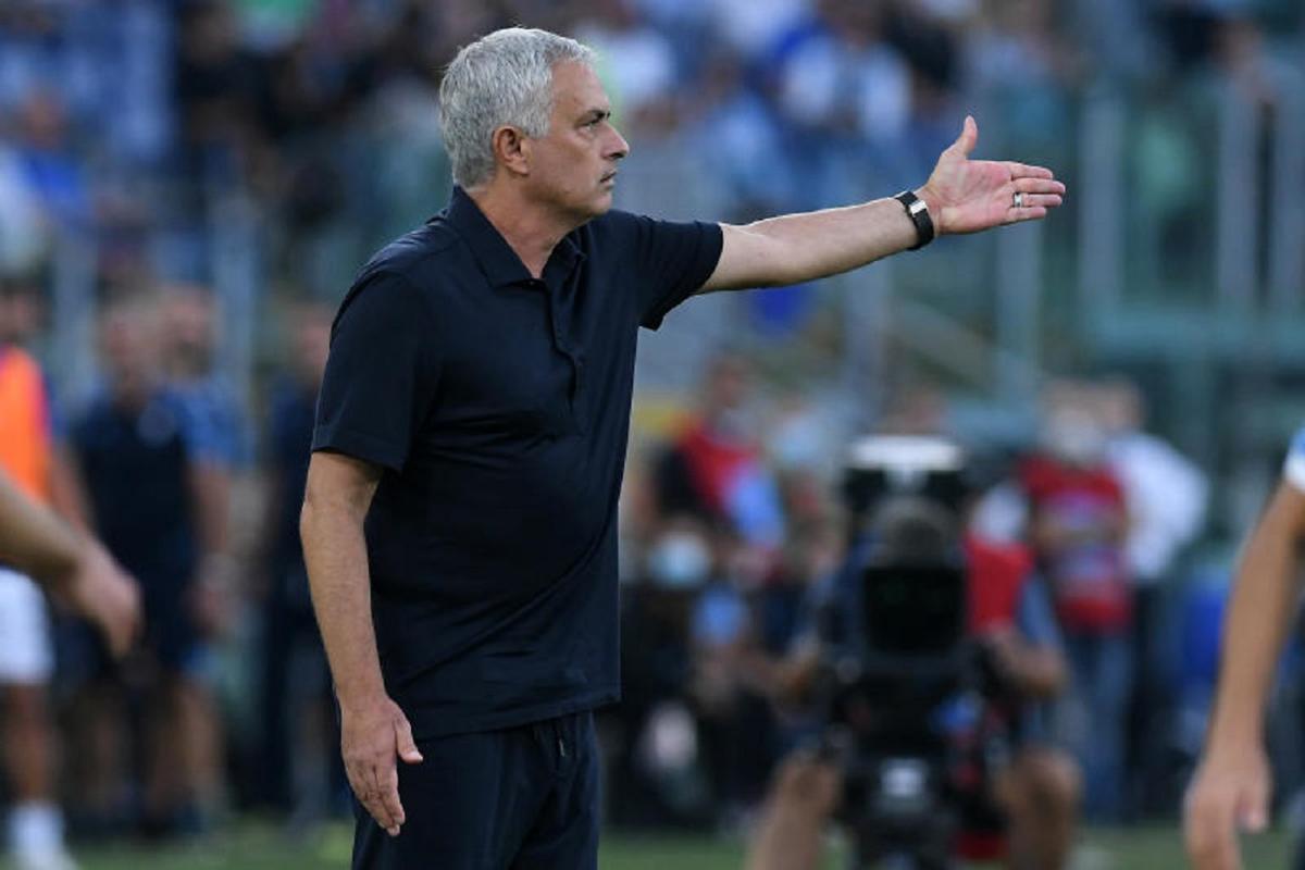 Lazio-Roma, Mourinho furioso lascia la conferenza: voleva più pubblico – VIDEO Lazio-Roma, Mourinho furioso lascia la conferenza: voleva più pubblico – VIDEO