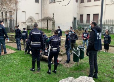 Elezioni, volano spintoni al mercato: Pd e Fdi, accuse incrociate. E denunce