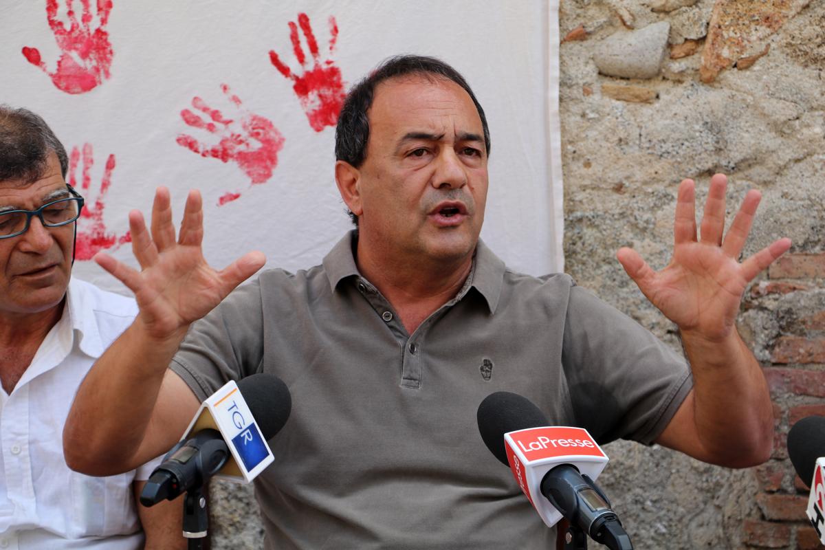 Riace, l’ex sindaco Mimmo Lucano condannato a 13 anni e 2 mesi