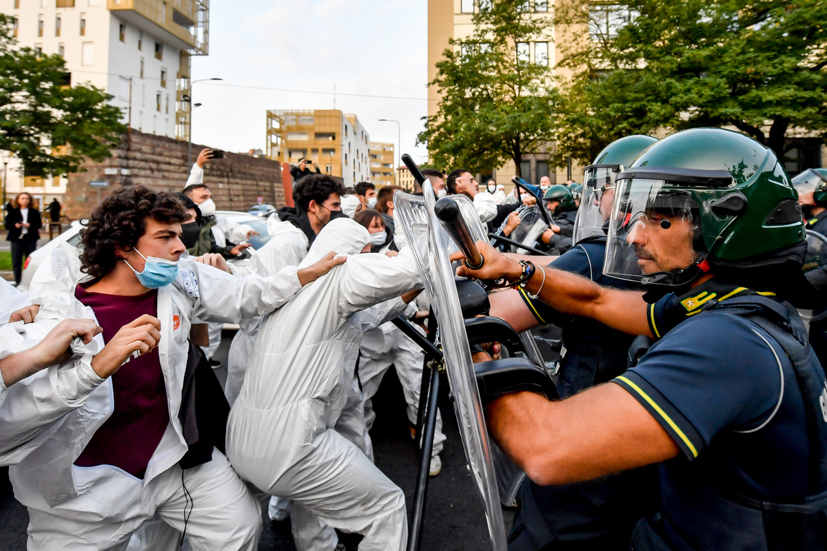 Clima: attivisti Climate Justice tentano blocco accesso MiCo