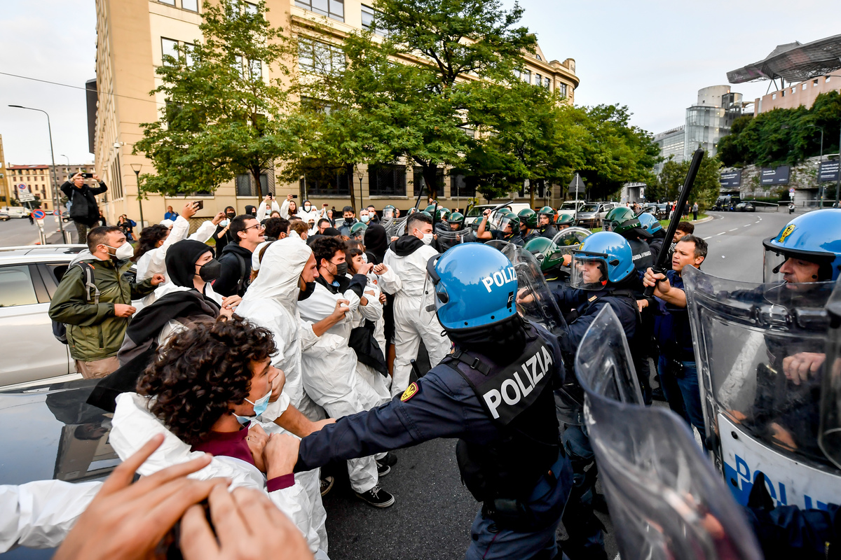 Clima: attivisti Climate Justice tentano blocco accesso MiCo