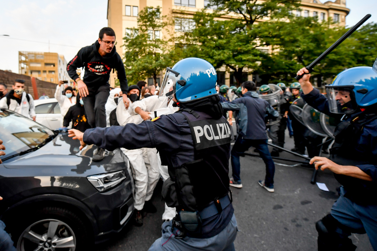 Clima: attivisti Climate Justice tentano blocco accesso MiCo