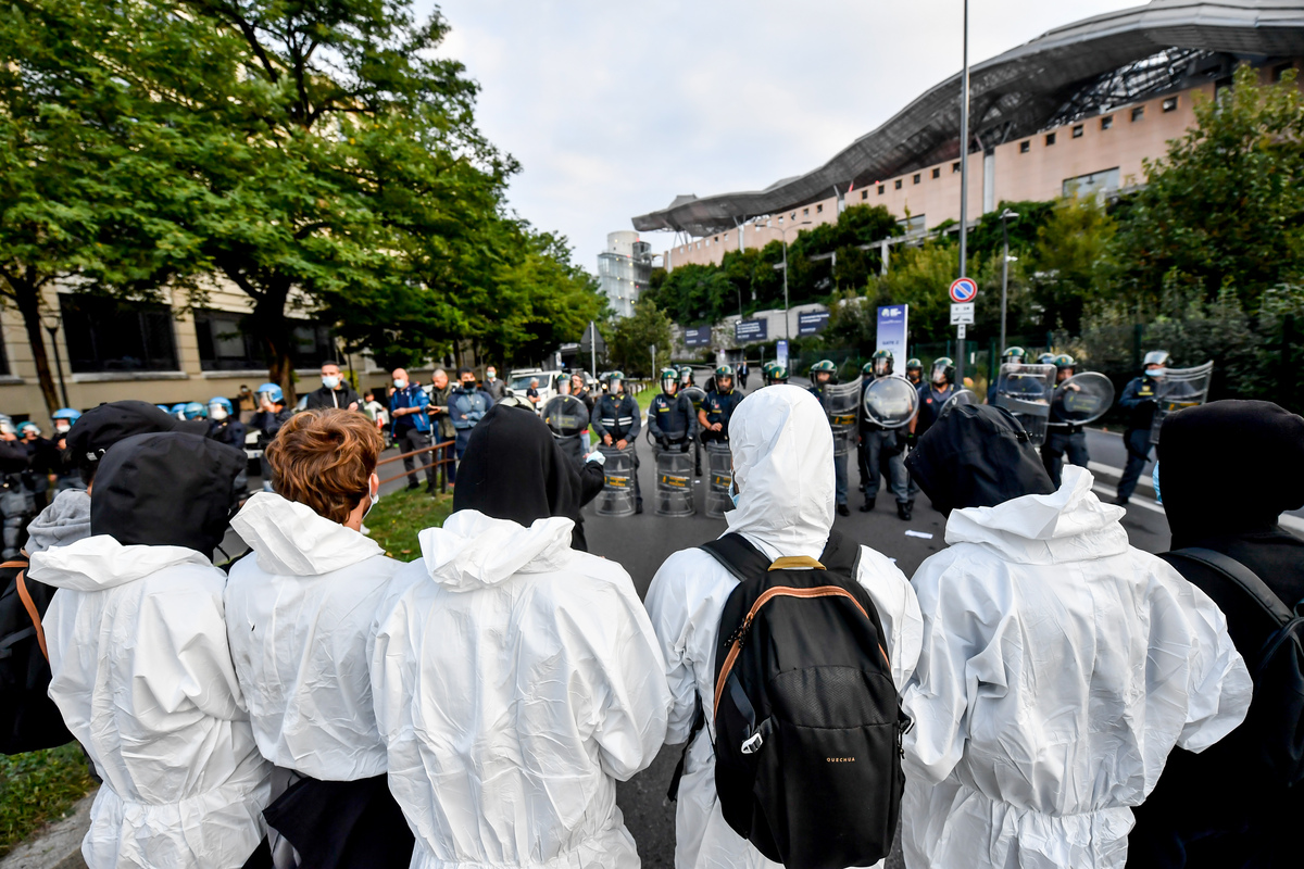 Clima: attivisti Climate Justice tentano blocco accesso MiCo