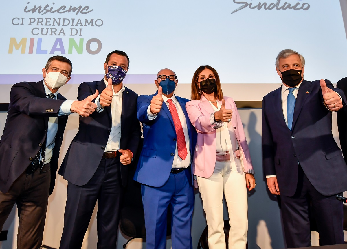 Milano, Cdx: slitta foto con tutti i leader. Meloni in ritardo, Salvini va via Milano, Cdx: slitta foto con tutti i leader. Meloni in ritardo, Salvini va via