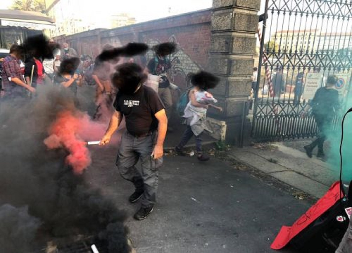 Consumo di suolo, il collettivo Zam occupa lo Scalo Romana di Milano Consumo di suolo, il collettivo Zam occupa lo Scalo Romana di Milano