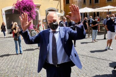 Roma, Pippo Franco tenta lo scippo a Sgarbi. Vuole l’assessorato alla Cultura