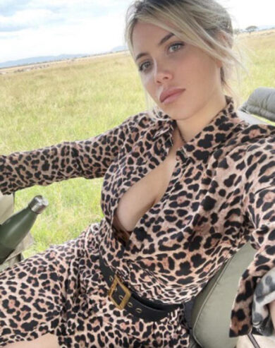 Wanda Nara: reggiseno, trasparenze sexy e lingerie rosa.. Lady Icardi da sogno