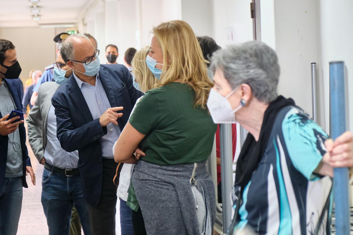 Elezioni, giù di 11 punti l’affluenza (35%).Ma nel 2016 si votò un giorno solo Elezioni, giù di 11 punti l’affluenza (35%).Ma nel 2016 si votò un giorno solo