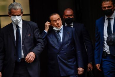 Berlusconi al seggio a Milano: “Cambiare sistema di selezione candidati”