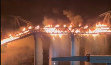 Roma, incendio sul Tevere. Crollata parte del Ponte di Ferro. Lo scoppio