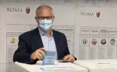 Elezioni Roma, Gualtieri al seggio a Monteverde. Ecco il momento del voto